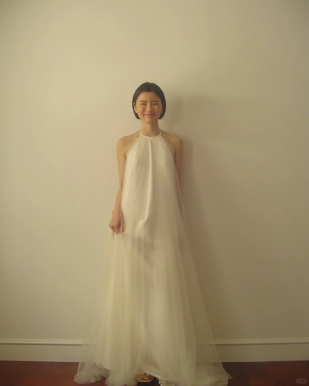 APRIL DRESS 轻盈薄纱婚纱全身展示