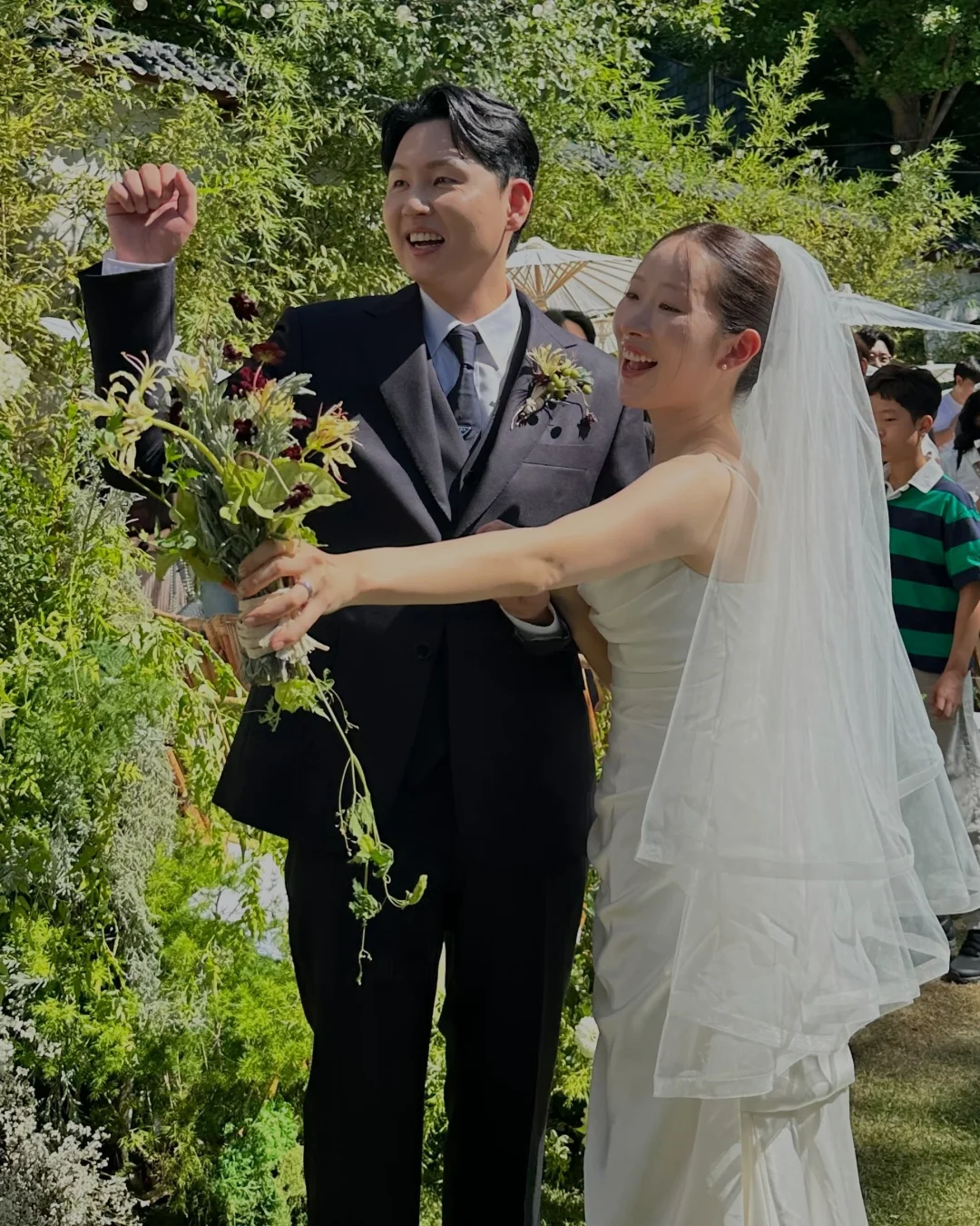 户外婚礼中新人与花束的自然瞬间
